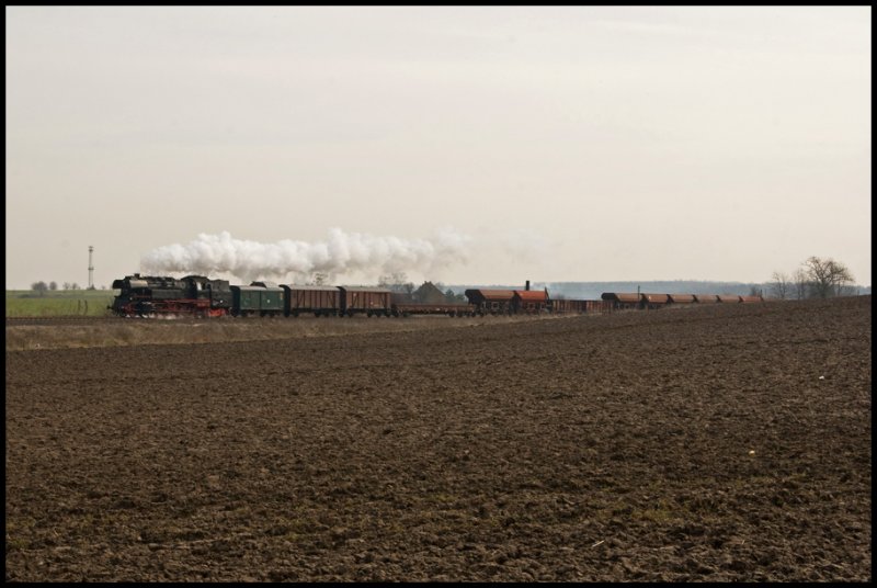 Die 65 1049-9 mit einem Fotog�terzug von Gera nach Camburg, am 14.03.2009 bei Teuchern. (Foto: Stefan Gross)