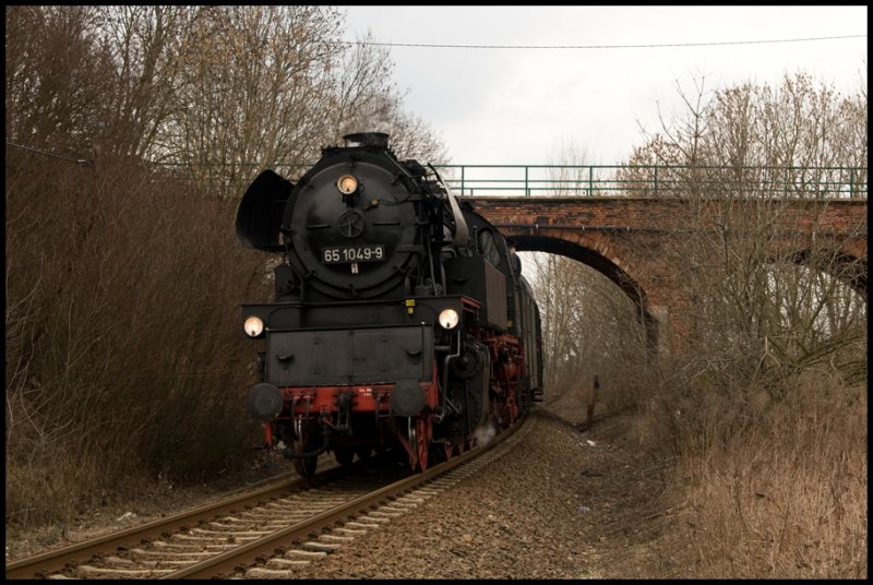 Die 65 1049-9 mit einem Fotog�terzug auf der R�ckfahrt von Camburg nach Gera, am 14.03.2009 bei Teuchern. (Foto: Stefan Gross)