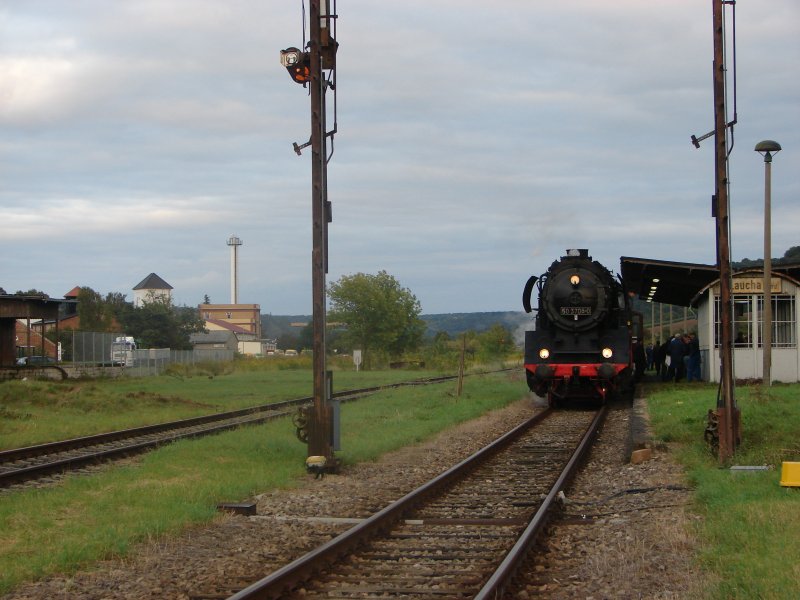 Die abendliche R�ckfahrt nach Halberstadt ging �ber Nebra und Artern. Hier wartet der Sonderzug die Zugkreuzung im Bf Laucha ab; 08.09.2007 (Foto: Dieter Thomas)
