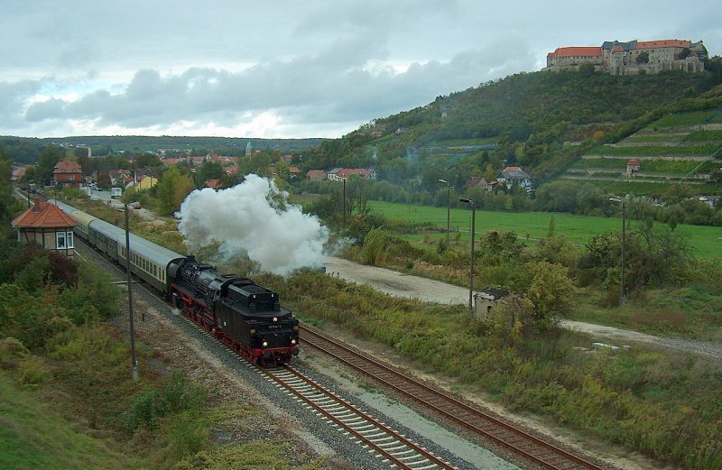 Die Ausfahrt des Leerzuges in Freyburg, zum abstellen nach Naumburg. Die Eisenacher 41 1144-9 f�hrt dann weiter als Drehfahrt nach Camburg und zum Wasser nehmen nach Gro�heringen; 04.10.2009