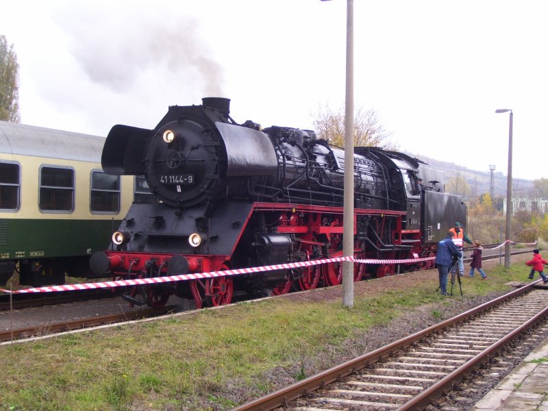 Die beiden Kinder werden gleich in den Genu� einer F�hrerstandsmitfahrt auf einer Dampflok kommen. Auch der MDR zeigt daran gro�es Interesse; 21.10.2008