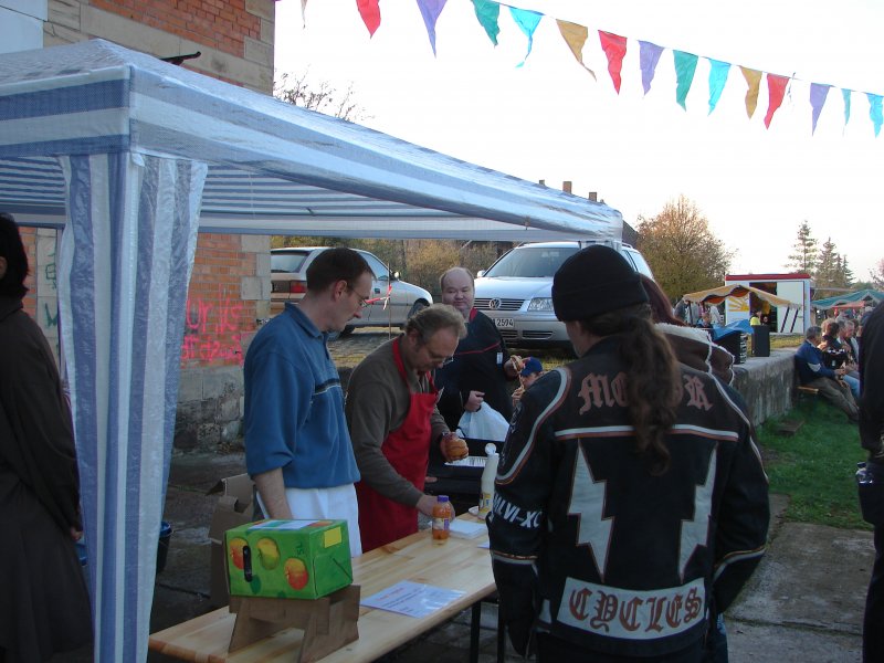 Die Bratwurstgriller von Karsdorf w�hrend unserem Fest zum 120.Geburtstag  unserer  Unstrutbahn; 25.10.2009 (Foto: Dieter Thomas)