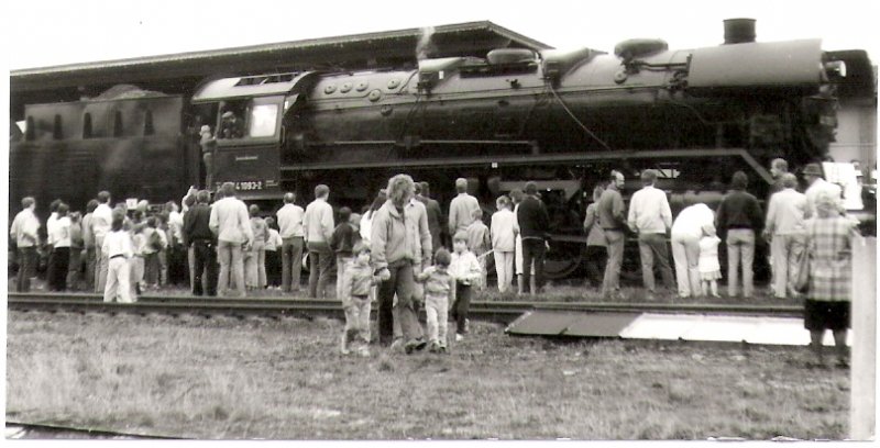 Die DR 44 1093-2 wurde mit ihrem Geburtstagssonderzug im Bf Laucha von den Besuchern begr��t; 01.10.1989 (Foto: Dieter Thomas)