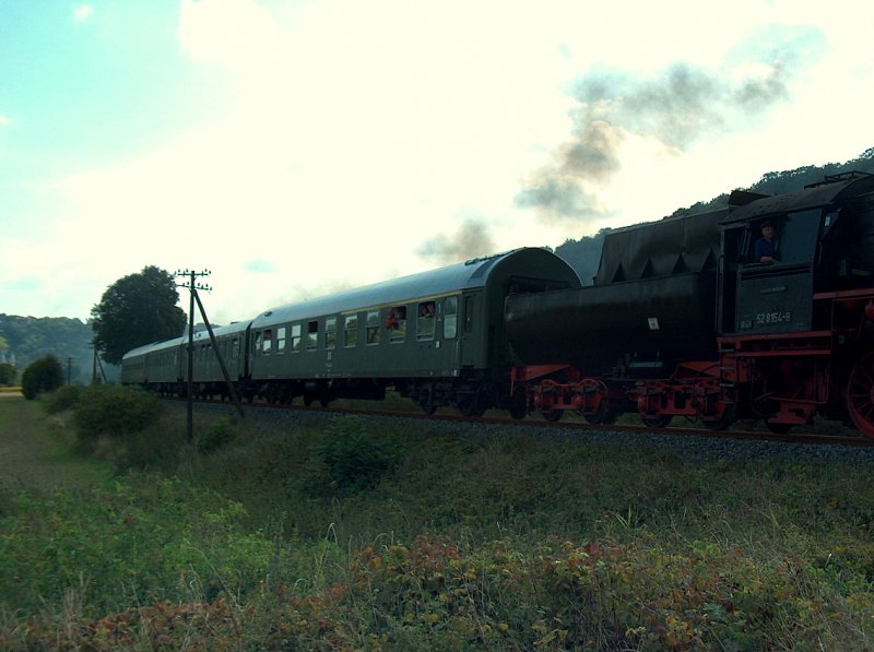 Die EMBB 52 8154-8 mit dem historischen Wagenzug aus Leipzig-Plagwitz auf der Fahrt als Leerzug nach Karsdorf, am 12.09.2009 bei Balgst�dt