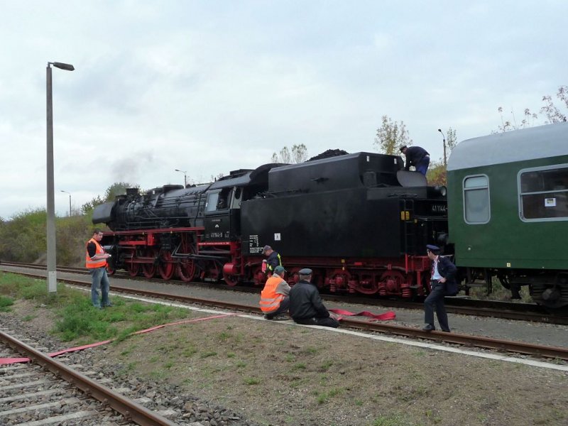 Die freiwillige Feuerwehr aus Karsdorf, versorgte die 41 1144-9 nach der Ankunft mit frischen Wasser; 25.10.2009 (Foto: Ralf Kuke)