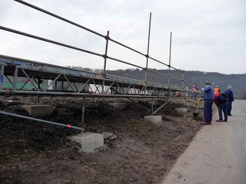 Die gesetzten Fundamente des Behelfsbahnsteigs in Wangen; 14.03.2009 (Foto: Ralf Kuke)