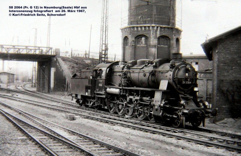 Die Naumburger 58 2064 vor dem heimatlichen Wasserturm am Bw Naumburg. Die Zuteilung werksneuer V100 an das Bw Wei�enfels ab 1968 bescherte den pr. G 12 das Ende; 26.03.1967 (Foto: Karl-Friedrich Seitz)