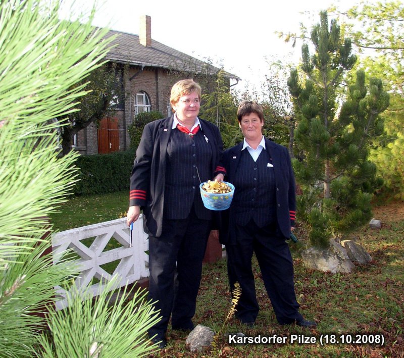 Die netten Zugbegleiterinnen aus Sachsen haben neben der Ladestra�e reichlich  Beute  f�r den Koch im Speisewagen gemacht...Karsdorf, 18.10.2008