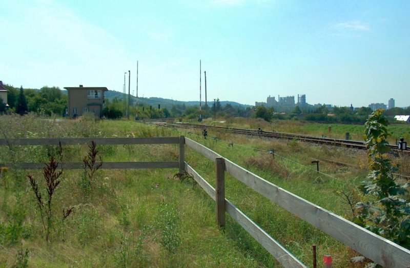 Die Unstrutbahn bei Karsdorf. Im Hintergrund das Stellwerk W4 und das Zementwerk; 08.08.2009