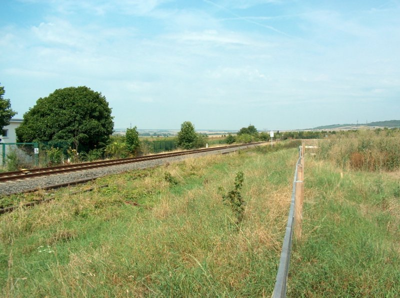 Die Unstrutbahn kurz hinter dem Bahnhof Karsdorf, Blick Richtung Vitzenburg. Links erkennt man das alte Einfahrtsgleis in das fr�here Zementwerk 2 und 3; 08.08.2009