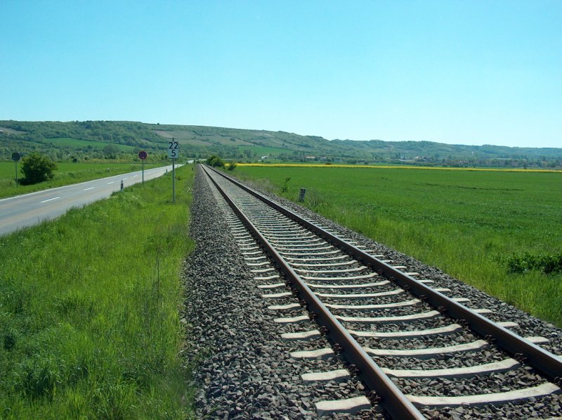 Die Unstrutbahn zwischen dem Bf Vitzenburg und Karsdorf; 10.05.2008