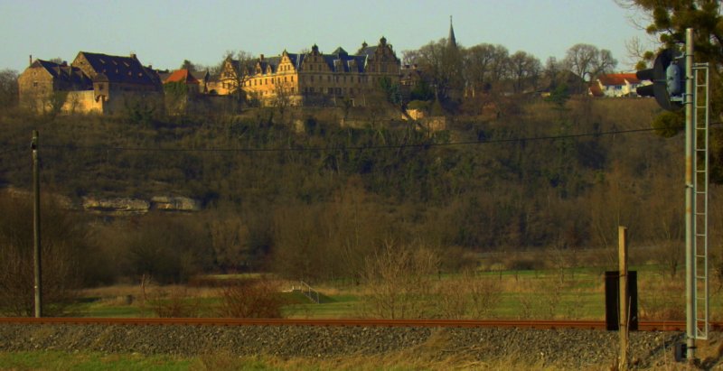 Die Unstrutbahn zwischen Zingst und Nebra. Im Hintergrund erkennt man das Schloss Vitzenburg; 21.03.2009 (Foto: G�nther G�bel)