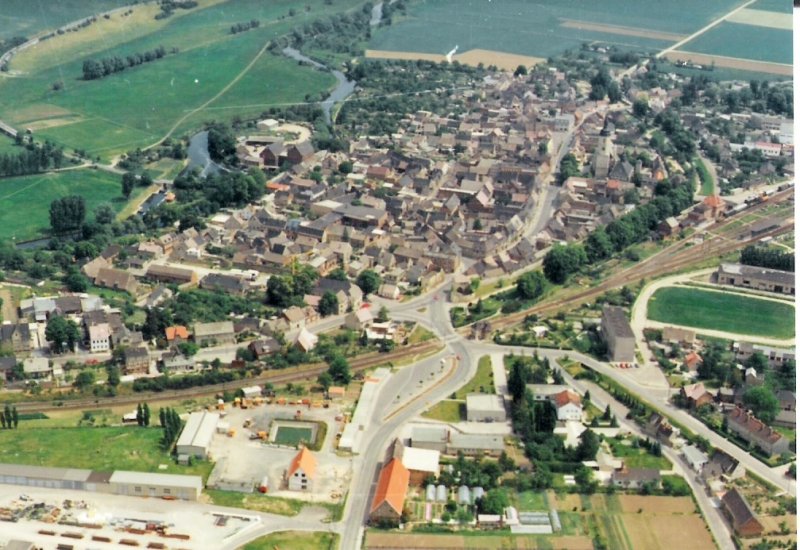 Die Unstrutbahntrasse in Laucha (Unstrut), mit B� der B176 und Stellwerk Laucha-West; 28.05.1992 Foto: Peter Hollburg)
