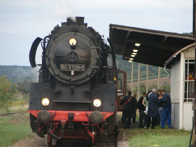 Die Zugkreuzung in Laucha wurde f�r eine kleine Raucherpause auf dem Bahnsteig genutzt; 08.09.2007 (Foto: Dieter Thomas)