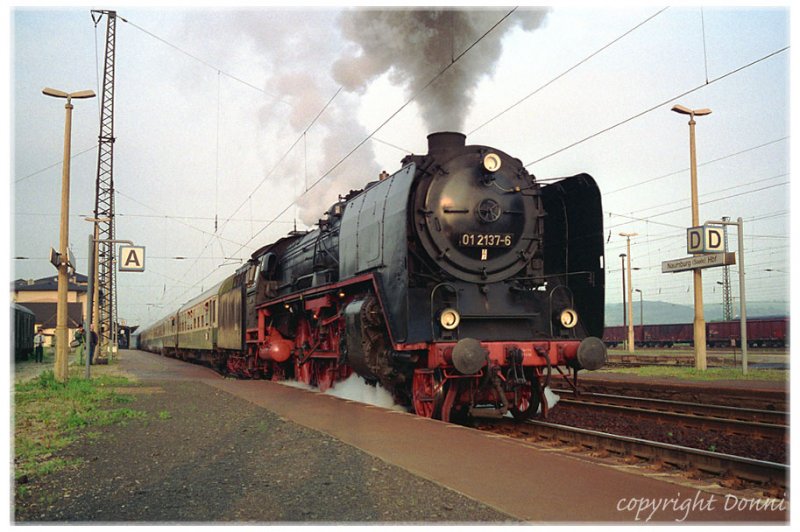 DR 01 2137-6 mit dem D 2757 von Erfurt Hbf nach Cottbus, beim Halt in Naumburg (S) Hbf; 28.05.1994 (Foto: Stefan Donnerhack)