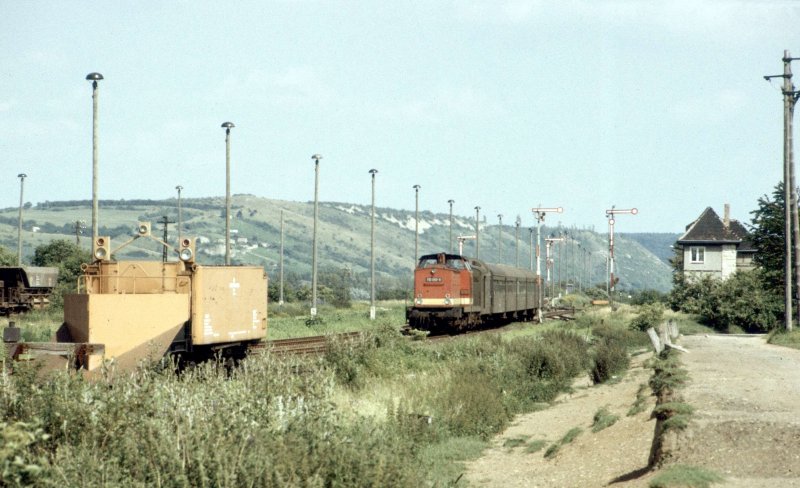 DR 110 090-8 mit einem Personenzug von Naumburg (S) Hbf bei der Einfahrt in den Bf Laucha (Unstrut). Im bereits mittels Prellbock amputierten Gleis 9 (ehem. Finnebahn) stand jahrelang ein Schneepflug (aus einem Dampflok-Tender gebaut), der im Ernstfall die Strecke zur sowjetischen Garnison in Lossa mittels Schublok h�tte freir�umen m�ssen; 30.06.1985 (Foto: Klaus Pollm�cher)