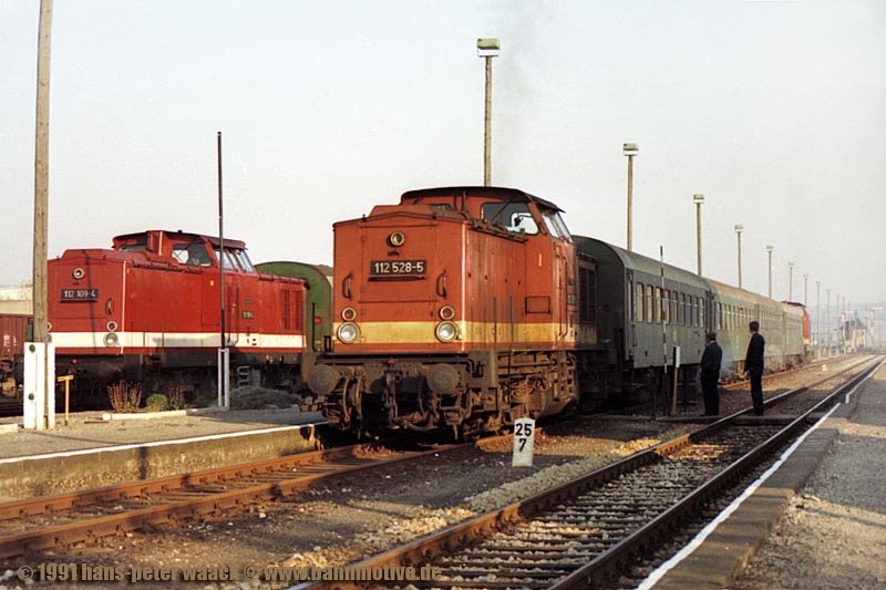 DR 112 109-4 mit einem Personenzug aus Querfurt und DR 112 528-5 mit einem Personenzug aus Naumburg (S) Hbf in Vitzenburg; 28.10.1991 (Foto: Hans-Peter Waack www.bahnmotive.de)
