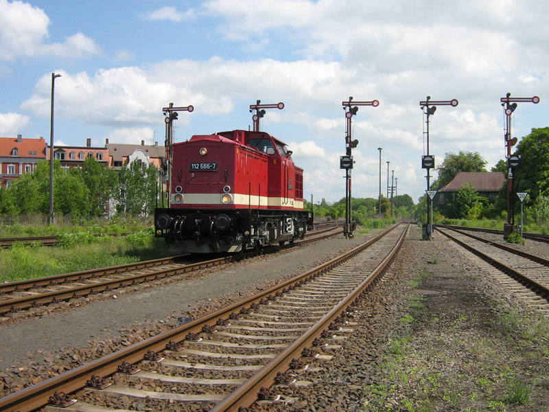 DR 112 565-7 der Pre�nitztalbahn vor der Signalbr�cke in Zeitz; 16.05.2009 (Foto: Thomas Menzel)