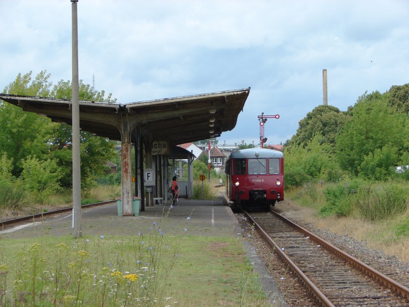 DR 171 056-5 + DB 972 771-0 der Wisentatalbahn am Bahnsteig in Laucha (Unstrut). Nach einem kurzem Halt und Aufnahme weiterer Fahrg�ste, gings es weiter nach Teuchern; 12.07.2009 (Foto: Dieter Thomas) 