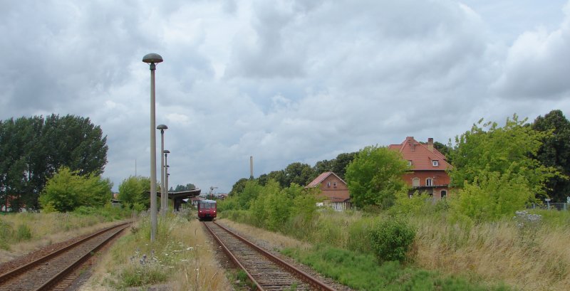 DR 171 056-5 + DB 972 771-0 als DPE 33891 von Wangen (Unstrut) nach Teuchern, beim Kreuzzungshalt in Laucha (Unstrut); 12.07.2009 (Foto: Dieter Thomas) 