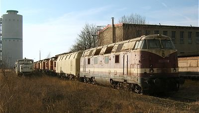 DR 228 706-8 + InfraLeuna 203 abgestellt am Zementwerk Karsdorf; April 2005 (Foto: TfG/EK-Verlag)