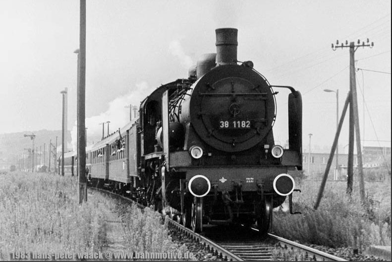 DR 38 1182 mit einem Sonderzug des Schweizer Reiseb�ros Intraflug bei der Ausfahrt in Vitzenburg Richtung Naumburg (S); 02.09.1983 (Foto: Hans-Peter Waack, www.bahnmotive.de)