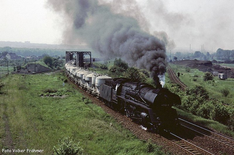 DR 41 1130-8 mit dem Lg 58310 von Gera nach Karsdorf, bei der Ausfahrt in Zeitz; 04.06.1984 (Foto: Volker Fr�hmer)