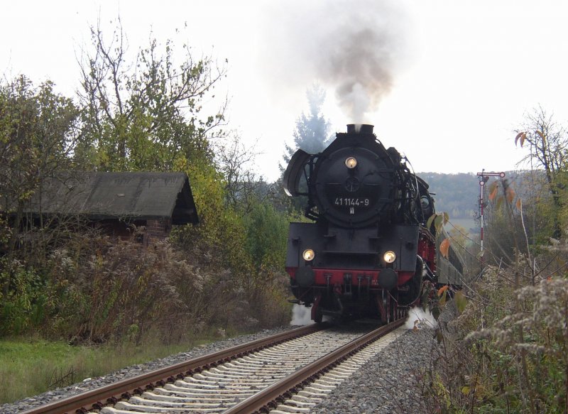 DR 41 1144-9 der IGE  Werrabahn Eisenach  e.V. mit dem Leerzug von Freyburg nach Karsdorf, nach Ausfahrt in Laucha; 26.10.2008