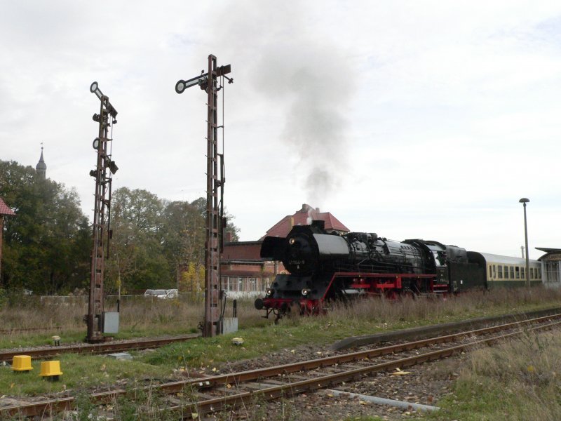 DR 41 1144-9 der IGE  Werrabahn Eisenach  e.V. mit dem Leerzug von Freyburg nach Karsdorf, bei der Ausfahrt in Laucha (Unstrut); 26.10.2008 (Foto: Dieter Thomas)