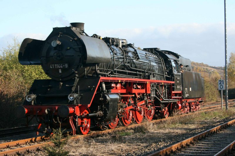 DR 41 1144-9 w�hrend den beliebten F�hrerstandsmitfahrten im Bf Karsdorf; 25.10.2009 (Foto: Peter Hirschfeld)