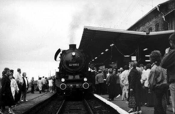 DR 44 1093-2 mit dem Sonderzug zum 100. Geburtstag der Unstrutbahn im Bf Artern; 01.10.1989 (Foto: Pilz, Sammlung: Tommy Pfennig http://www.bahnhof-artern.de)