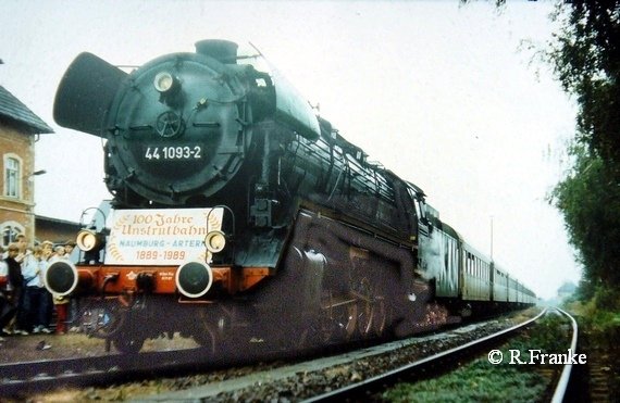 DR 44 1093-2 mit dem Geburtstagssonderzug am 01.10.1989 im Bf Freyburg. (Foto: Roberto Franke) 
