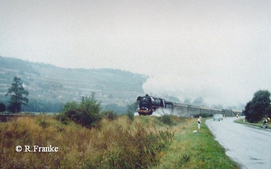 DR 44 1093-2 mit dem Sonderzug zum 100. Geburtstag der Unstrutbahn, am 01.10.1989 zwischen Freyburg und Balgst�dt. (Foto: Roberto Franke) 