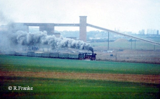 DR 44 1093-2 mit dem Sonderzug zum 100. Geburtstag der Unstrutbahn, am 01.10.1989 bei Ro�leben auf der R�ckfahrt von Artern nach Naumburg Hbf. (Foto: Roberto Franke) 