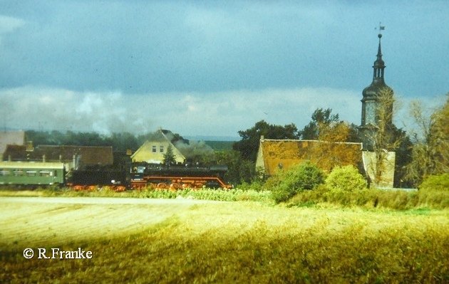 DR 44 1093-2 passiert mit dem Sonderzug von Artern auf der R�ckfahrt nach Naumburg die Nausitzer Kirche; 01.10.1989 (Foto: Roberto Franke) 