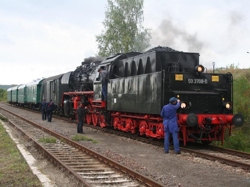 DR 50 3708-0 mit dem Sonderzug aus Halberstadt zum Winzerfest in Freyburg, abgestellt im Bf Karsdorf; 08.09.2007 (Foto: Marcel Grauke)