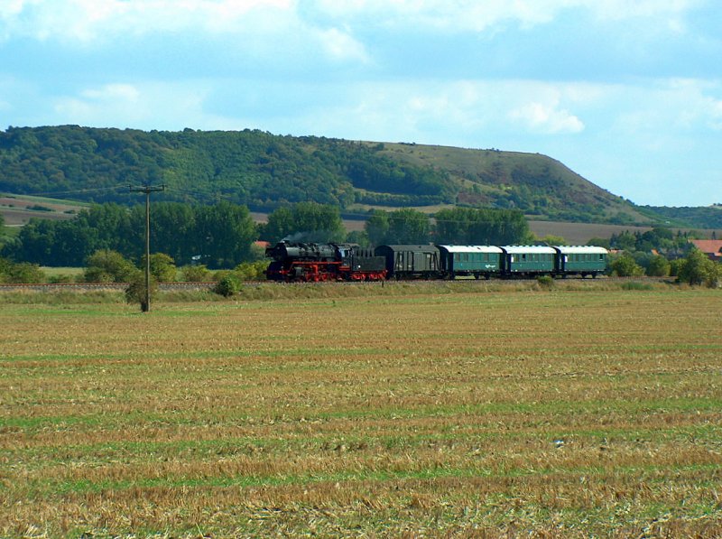 DR 50 3708-0 mit dem DLr 37192 von Freyburg nach Karsdorf, bei Kirchscheidungen; 12.09.2009