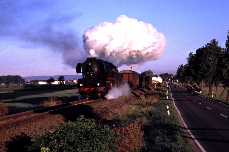 DR 50 3708-0 der TG 50 3708 Blankenburg, mit einem Foto�terzug Richtung Naumburg, bei Nausitz; September 1998 (Foto: Uwe B�hme)