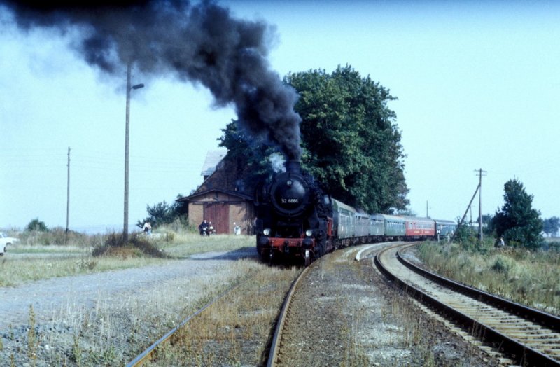 DR 52 6666 mit einem Sonderzug von Halle �ber R�blingen, Vitzenburg und Naumburg (Saale) zur�ck nach Halle, beim Fotohalt in Lodersleben; 03.10.1987 (Foto: Jens Gollmann)