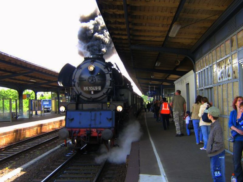 DR 65 1049-9 mit einem Sonderzuga aus aus Gera anl�sslich des Jubil�ums  150 Jahre Eisenbahn Gera , auf Gleis 6 im Bf Zeitz; 16.05.2009 (Foto: Thomas Menzel)