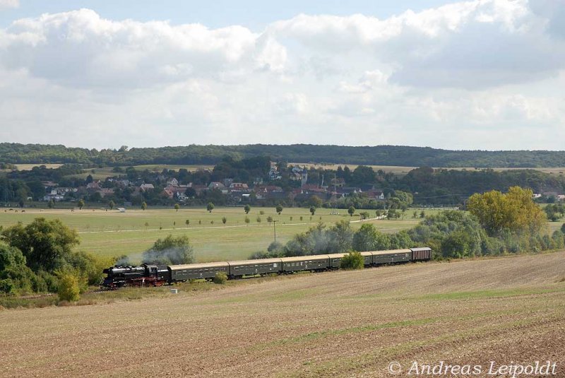 DR 65 1049 mit dem DPE 85975 von Chemnitz nach Freyburg, bei Kleinjena; 12.09.2009 (Andreas Leipoldt)