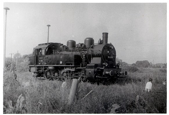 DR 94 1292 w�hrend einer Sonderfahrt, von Querfurt nach Naumburg (S), beim umsetzen im Bf Vitzenburg; 1989 (Foto: Marian Wrobel)