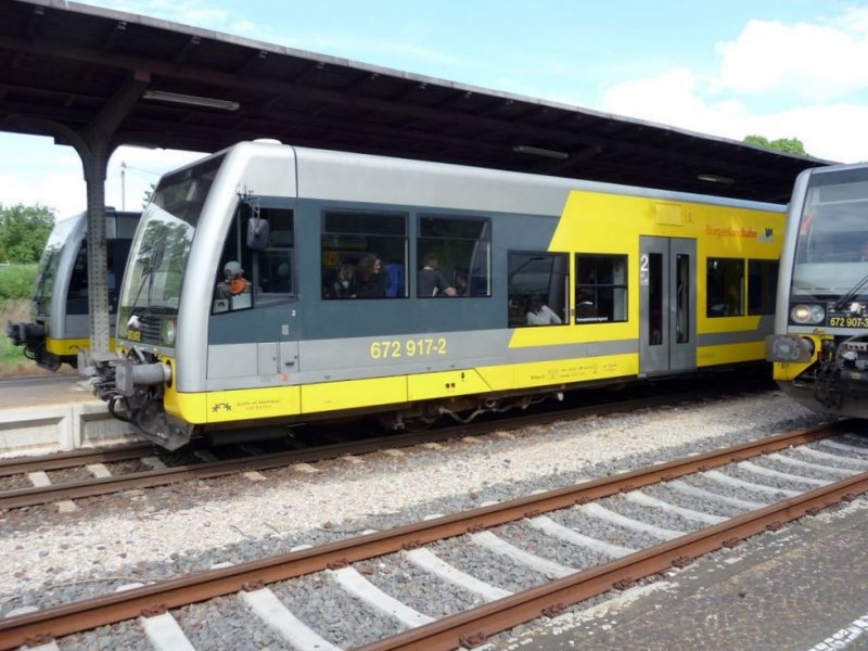 Drei VT 672 der Burgenlandbahn im Bahnhof Teuchern, wo die Zugvereinigungen und Zugteilungen von und nach Wei�enfels stattfinden; 08.05.2009 (Foto: Ralf Kuke)