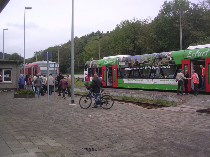 Durch die Zusammenarbeit der IG Unstrutbahn e.V. und der ErfurterBahn, war es m�glich, dass auch G�ste aus Th�ringen per Bahn zum Winzerfest nach Freyburg reisen konnten. Im Bf Nebra konnten am 08.09.2007 die Reisenden in die Z�ge der Burgenlandbahn umsteigen.