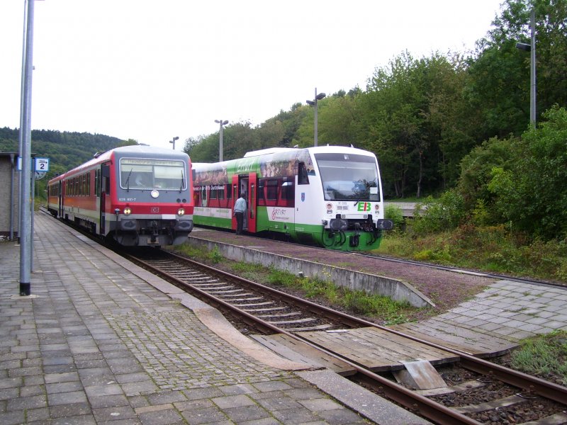 EB VT 009 nach der Ankunft als Sonderzug aus Erfurt, am 08.09.2007 im Bf Nebra. Daneben steht DB 628 601-7 als RB 26985 nach Naumburg Hbf.