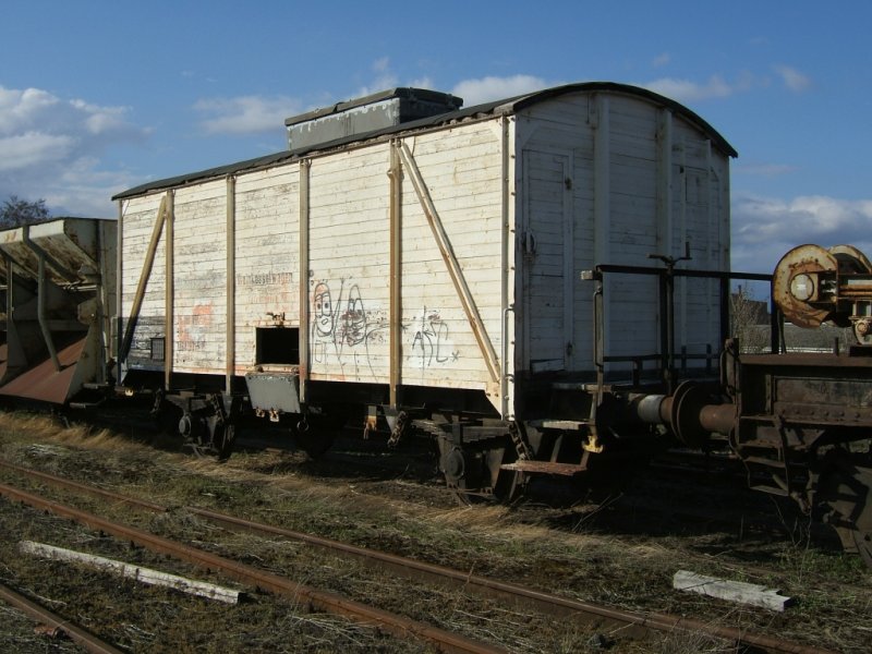 Ein alter DR-Weinkesselwagen, der auch auf der Unstrutbahn im Einsatz war. Aschersleben; April 2005 (Foto: Norbert Bank)