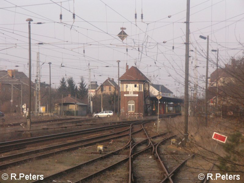 Ein Blick vom alten Gterschuppen zum Bahnbergang mit Stellwerk udn Bahnsteig.Eisenhttenstadt 04.01.08