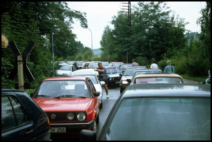 Ein durch Fotografen verursachten Stau am Bahn�bergang in Freyburg (Unstrut); 24.08.1996 (Foto: Steffen Tautz)
