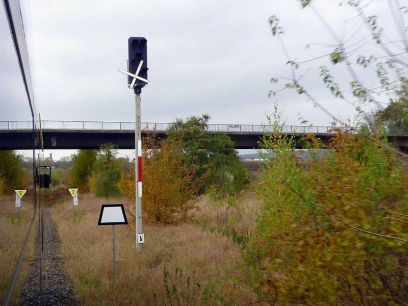 Ein Ende der 90er Jahre im Rahmen eines Weichenumbaues neu aufgestelltes Lichtsignal vor der Bahnhofseinfahrt von Ro�leben, aus Richtung Nebra kommend; 25.10.2009 (Foto: Ralf Kuke)