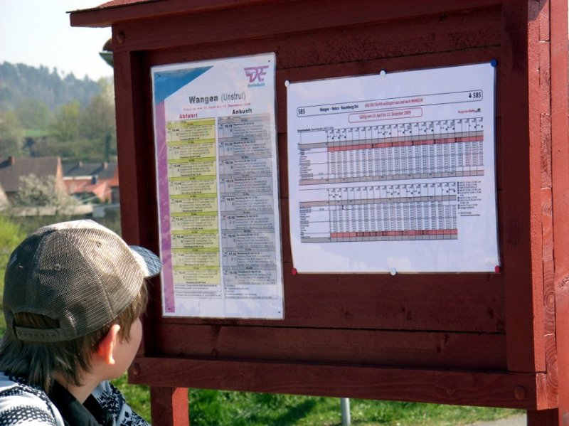 Ein Fahrgast der Unstrutbahn informiert sich an der Fahrplantafel am Hp Wangen; 13.04.2009 (Foto: Klaus Pollm�cher)